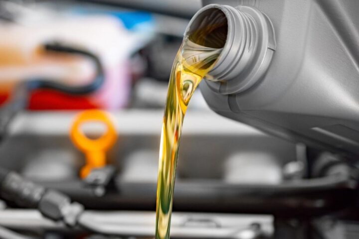 L'olio auto inserito nel suo serbatoio