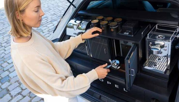 Una donna prepara il caffè sulla Opel Mokka GSE