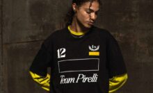 Ragazza che posa con la t-shirt Pirelli