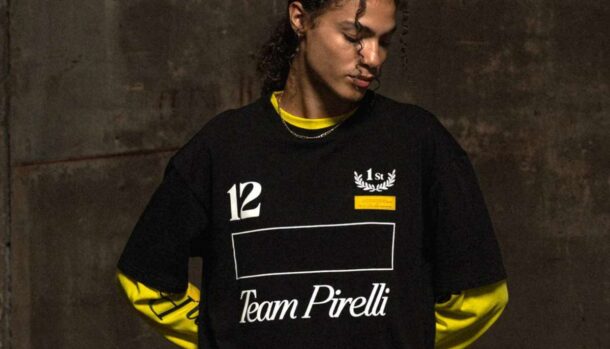 Ragazza che posa con la t-shirt Pirelli