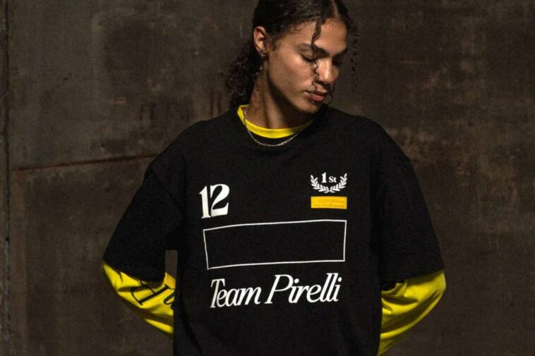 Ragazza che posa con la t-shirt Pirelli