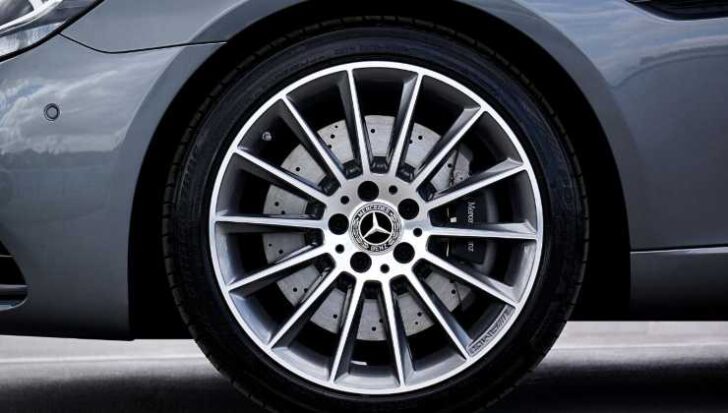 Il dettaglio della ruota di un'auto