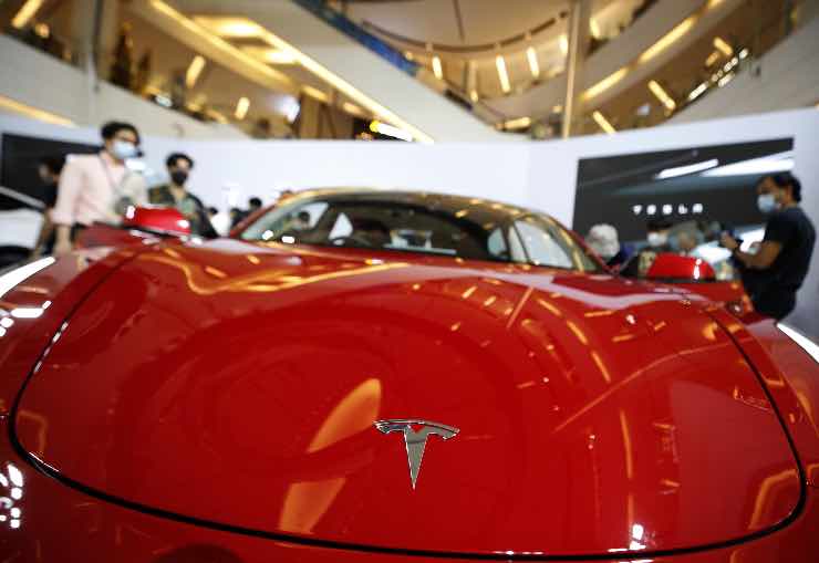 Problemi Tesla scatta la causa