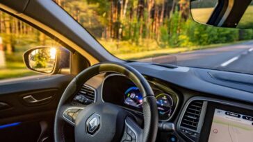 Il volante di un'auto Renault