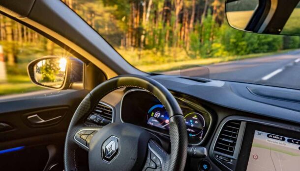 Il volante di un'auto Renault