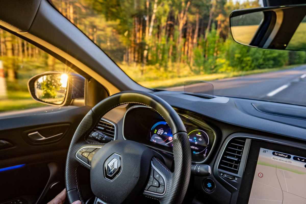 Il volante di un'auto Renault