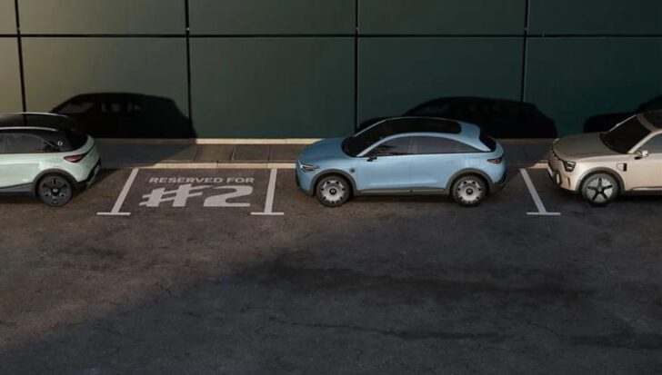 Delle auto parcheggiate e la piazzola ad hoc per la nuova Smart #2