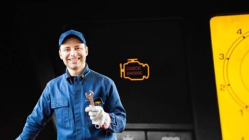 La spia del motore dell'auto accesa e un meccanico