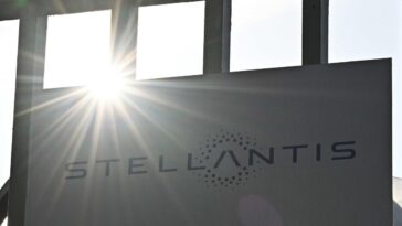 L'insegna Stellantis sui cancelli della fabbrica di Mirafiori