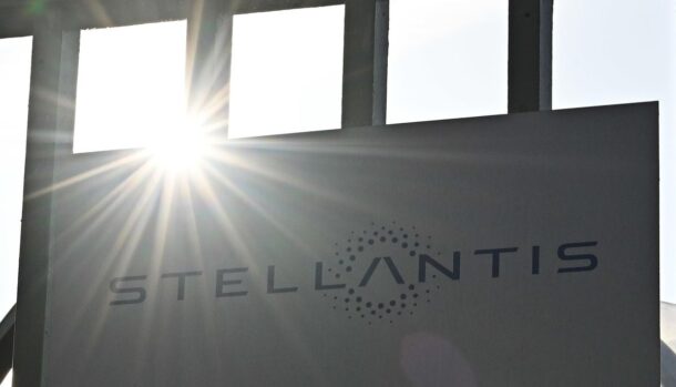 L'insegna Stellantis sui cancelli della fabbrica di Mirafiori