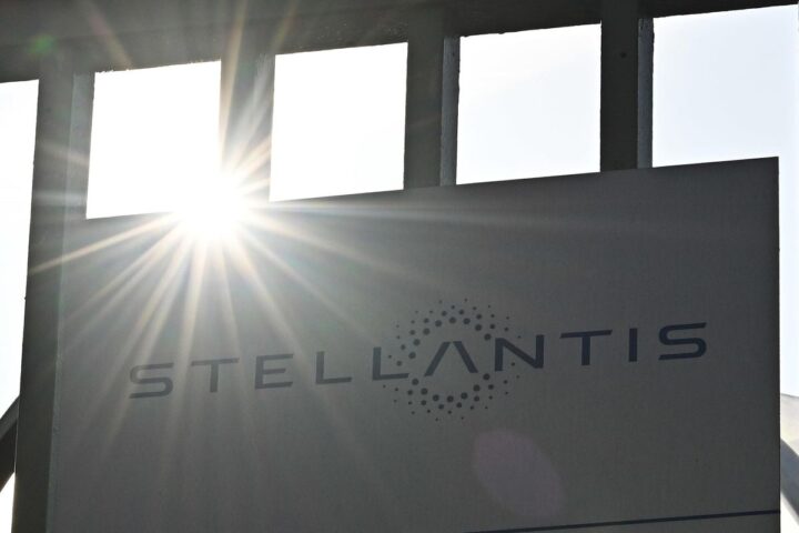 L'insegna Stellantis sui cancelli della fabbrica di Mirafiori