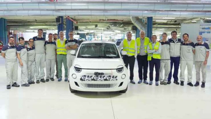 Alcuni dipendenti della fabbrica di Mirafiori e la FIAT 500