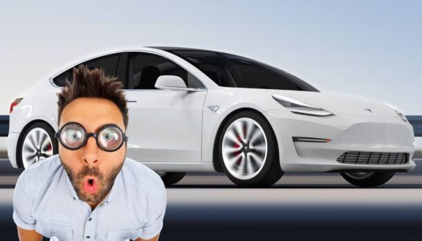 Una Tesla e un ragazzo con l'espressione sorpresa