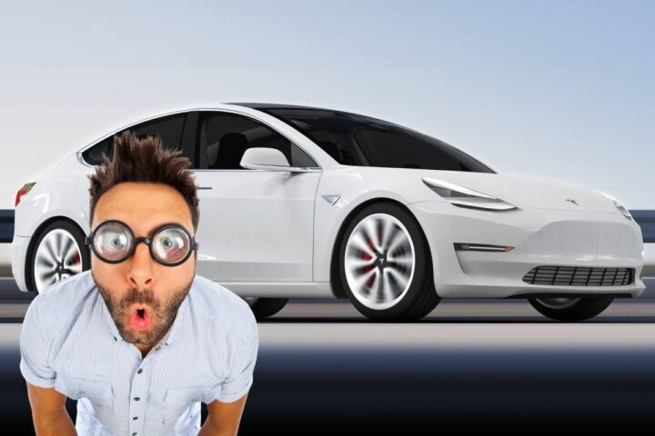 Una Tesla e un ragazzo con l'espressione sorpresa