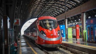 Il treno Frecciarossa sulle rotaie