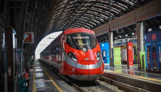 Il treno Frecciarossa sulle rotaie