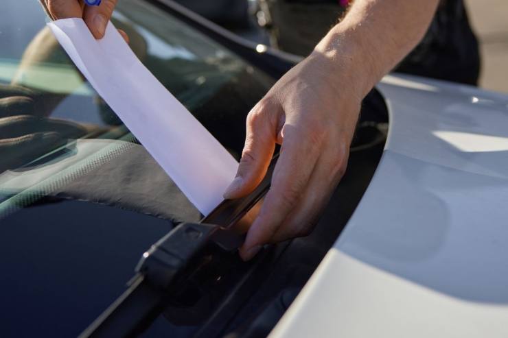 Multa parabrezza truffa attenzione