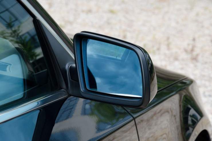 Specchietto auto attenzione multa