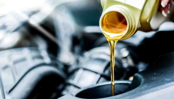 cambiare l'olio dell'auto una volta l'anno