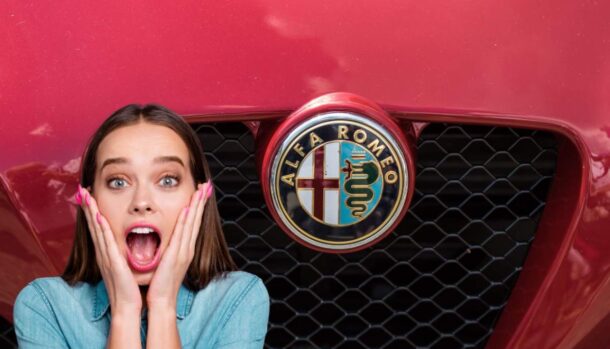Il frontale di un'auto rossa con logo Alfa Romeo e una ragazza a bocca aperta