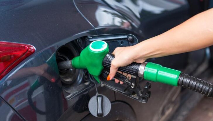 Un'auto a motore endotermico in rifornimento