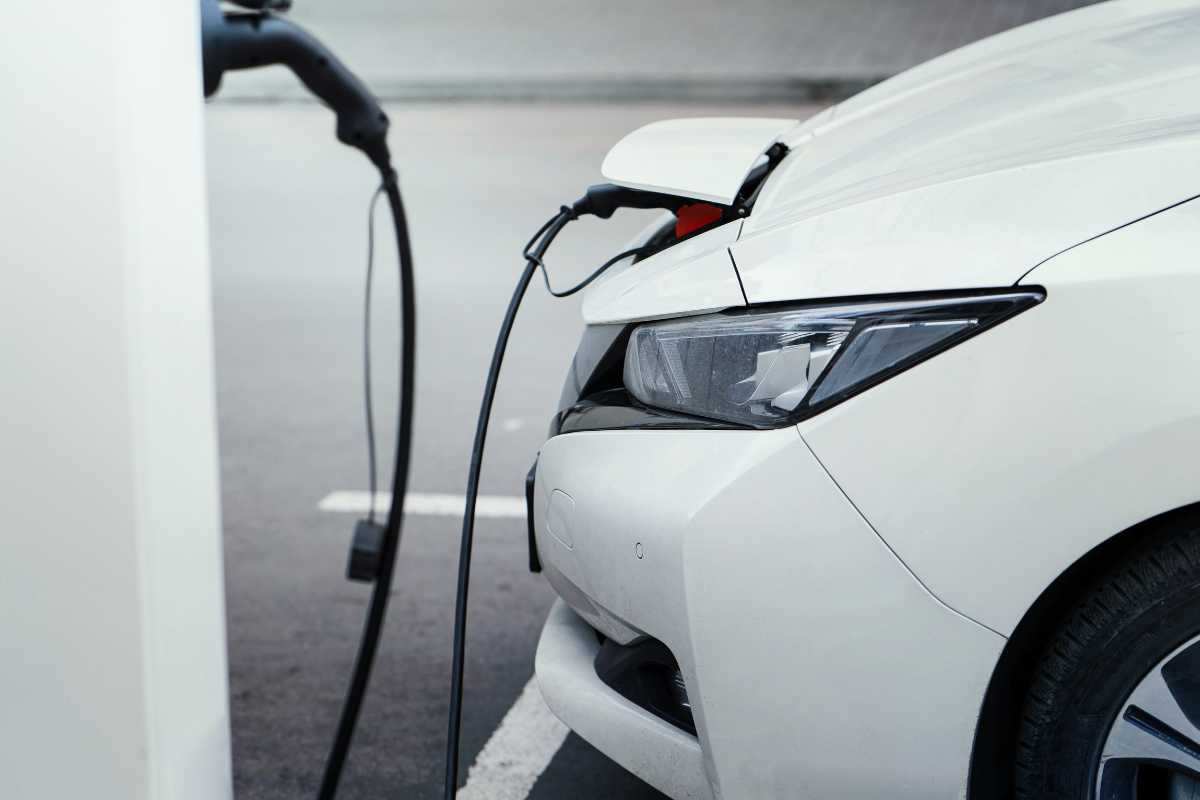 Auto elettrica scatta il richiamo