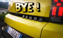 Il retro di una FIAT Panda e la scritta Bye