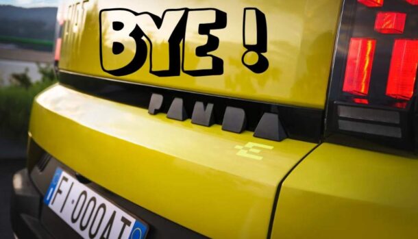 Il retro di una FIAT Panda e la scritta Bye