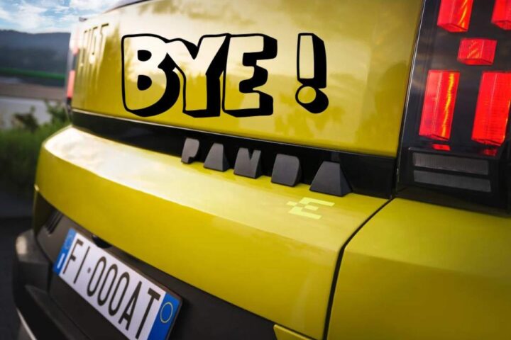 Il retro di una FIAT Panda e la scritta Bye