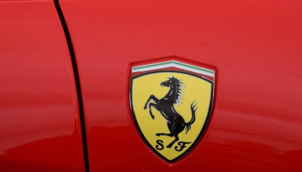 La portiera di una Ferrari con il logo