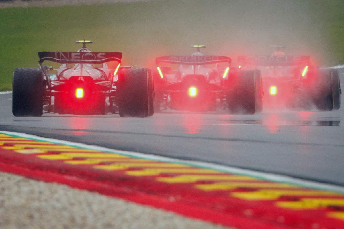 Vetture di Formula 1 sotto il diluvio