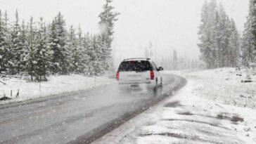 Un Suv su strada innevata