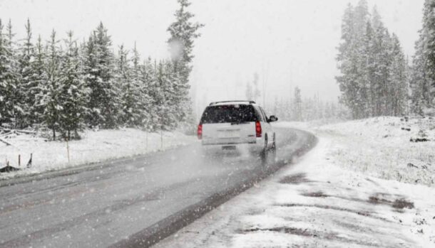 Un Suv su strada innevata