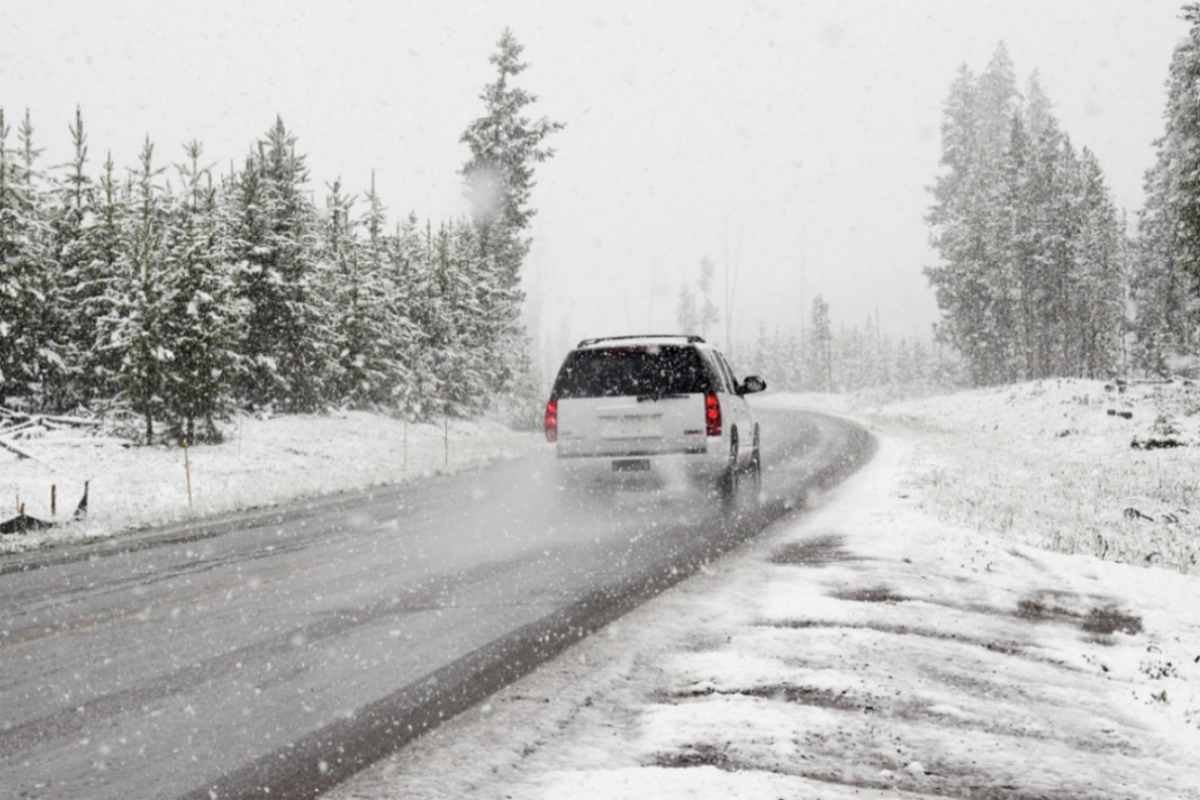 Un Suv su strada innevata