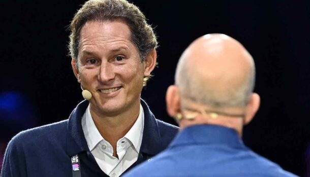 John Elkann cede al ricatto di Trump?