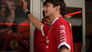 Leclerc nel box della Ferrari
