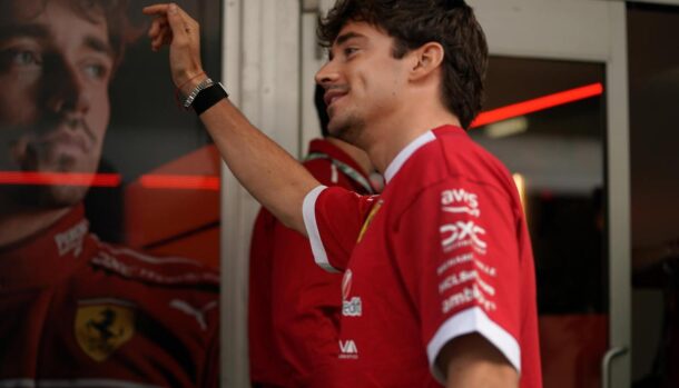 Leclerc nel box della Ferrari