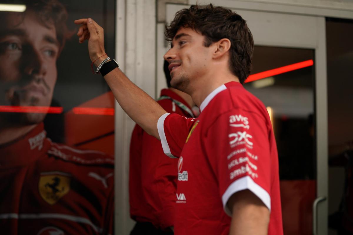 Leclerc nel box della Ferrari