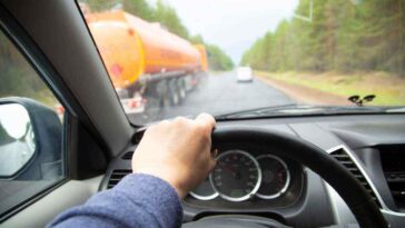 Come si girano le ruote di un'auto?