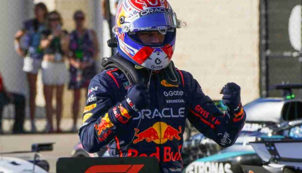 Max Verstappen esulta dopo una vittoria