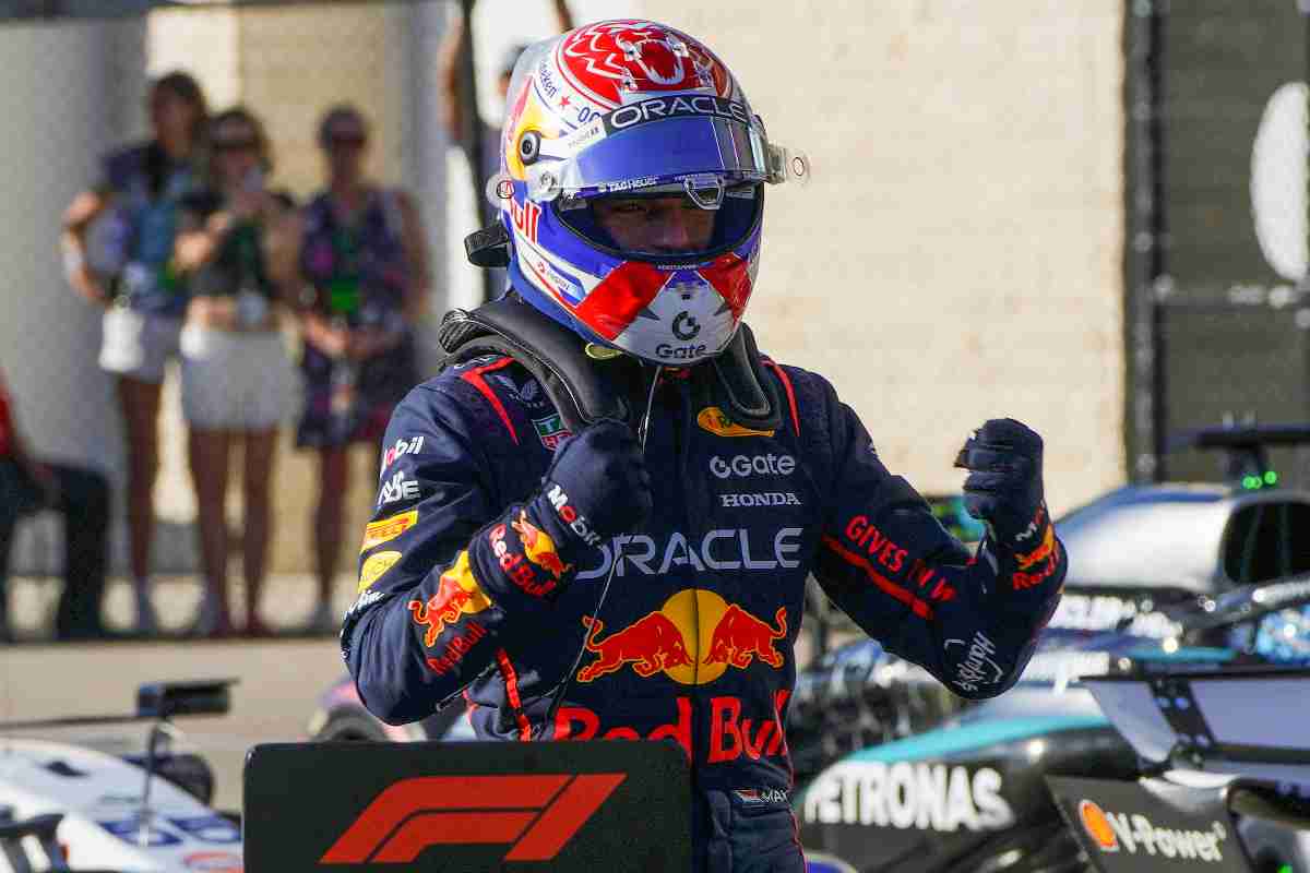 Max Verstappen esulta dopo una vittoria