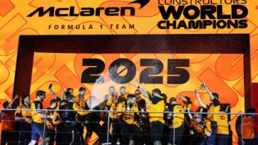 Gli uomini della McLaren sul podio di Singapore