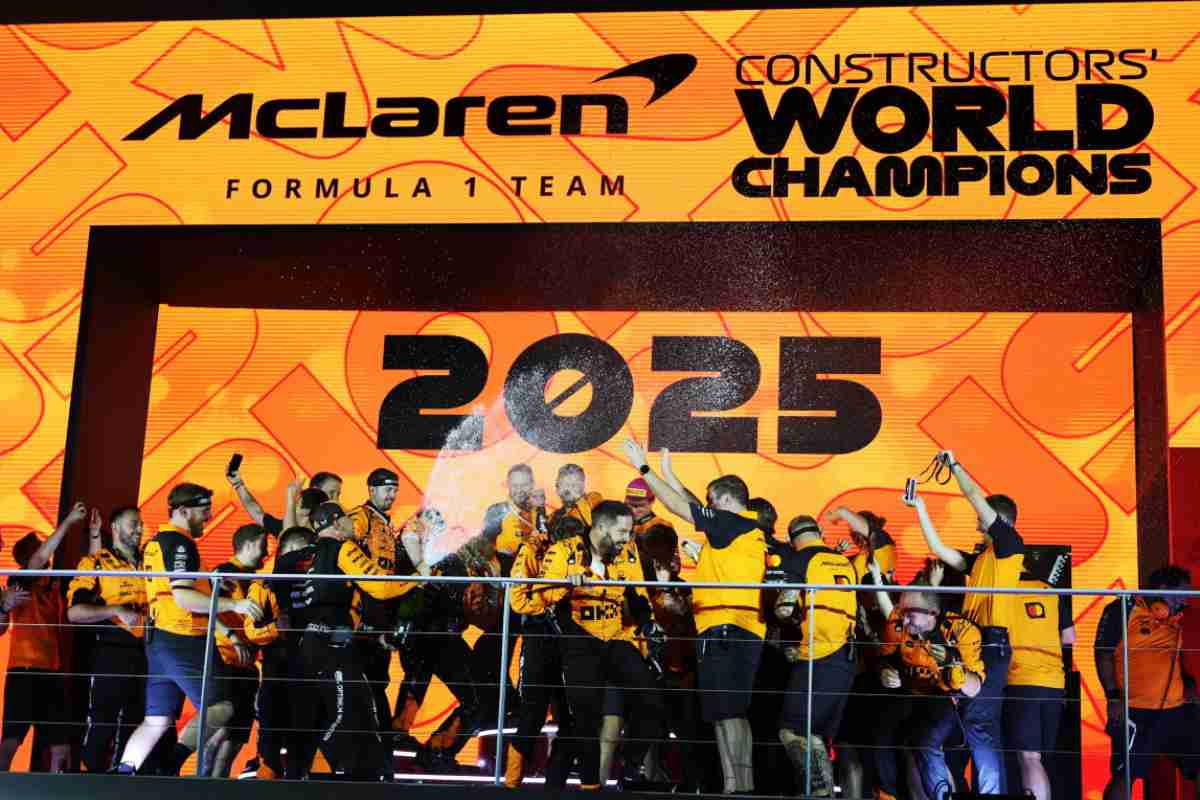 Gli uomini della McLaren sul podio di Singapore