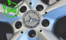 Il logo e la scritta Mercedes Benz sul cerchio e il simbolo in un'auto elettrica