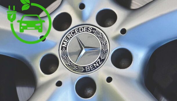Il logo e la scritta Mercedes Benz sul cerchio e il simbolo in un'auto elettrica