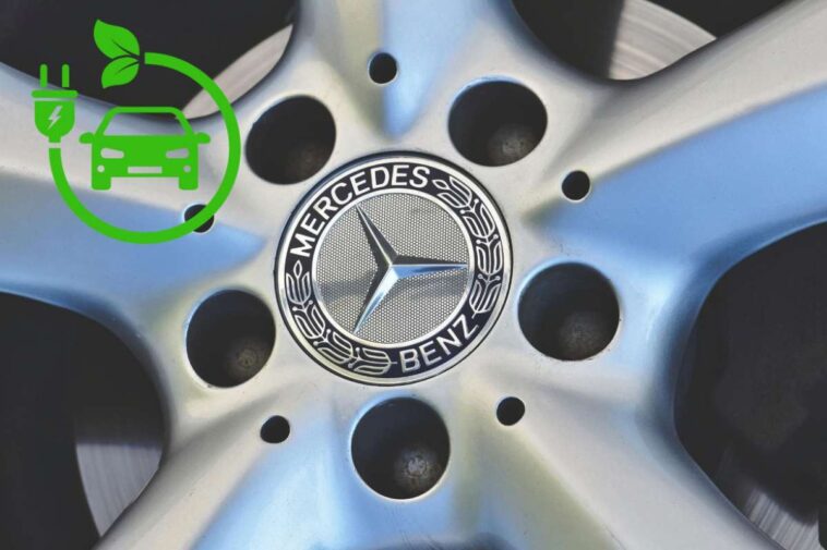 Il logo e la scritta Mercedes Benz sul cerchio e il simbolo in un'auto elettrica