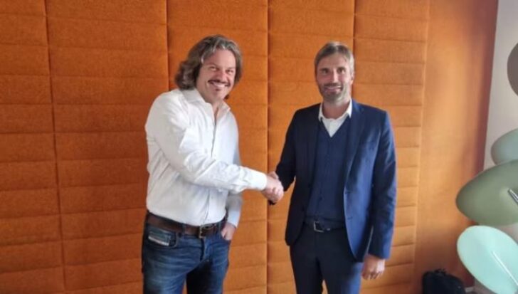 La stretta di mano tra Maurizio Pescarini e Luca Cantoni