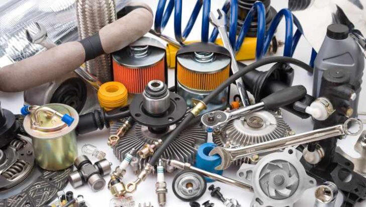 Alcune componenti di un'auto e degli attrezzi 