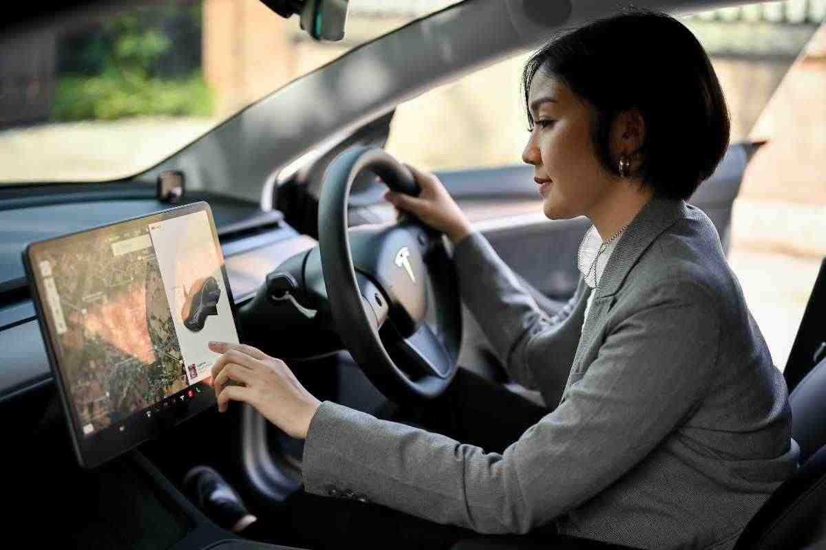 Tesla, problemi con la guida autonoma