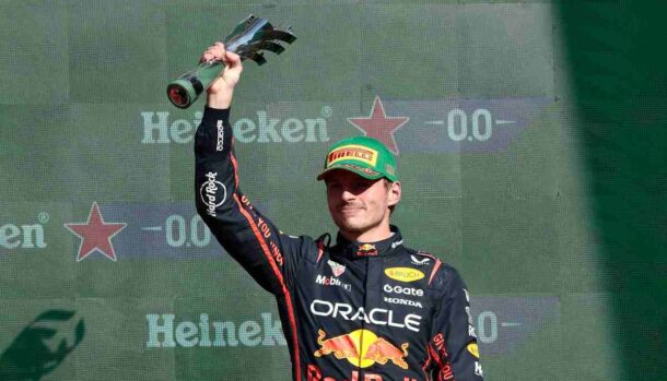 Verstappen alza il trofeo sul podio del Messico